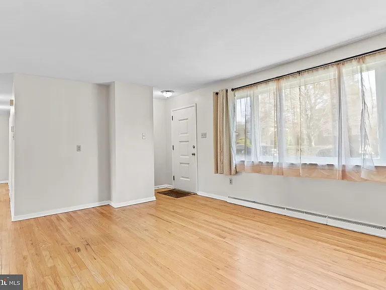 213 Sunset Dr — Photo 2