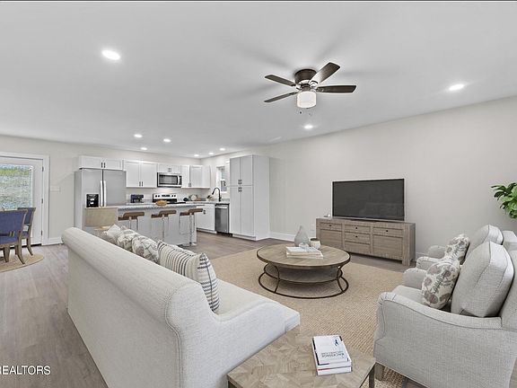 3rd image of 3109 Greenway Dr