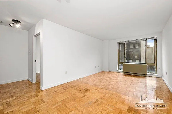Rented by Manhattan Realty Group | media 16