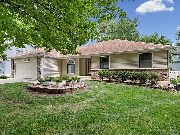 3rd image of 8639 Greenway Ln