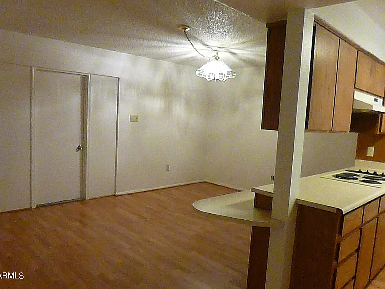 2246 W Corrine Dr — Photo 4