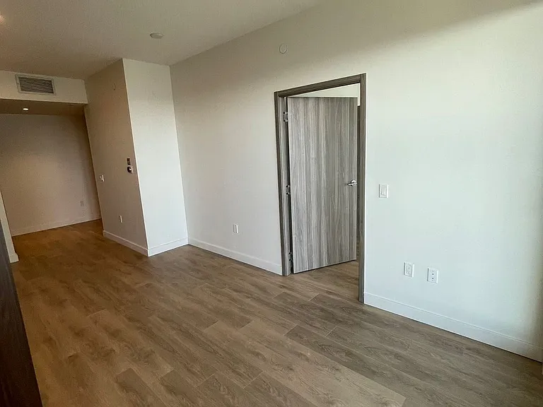 85 McMahon Dr #2215 — Photo 12