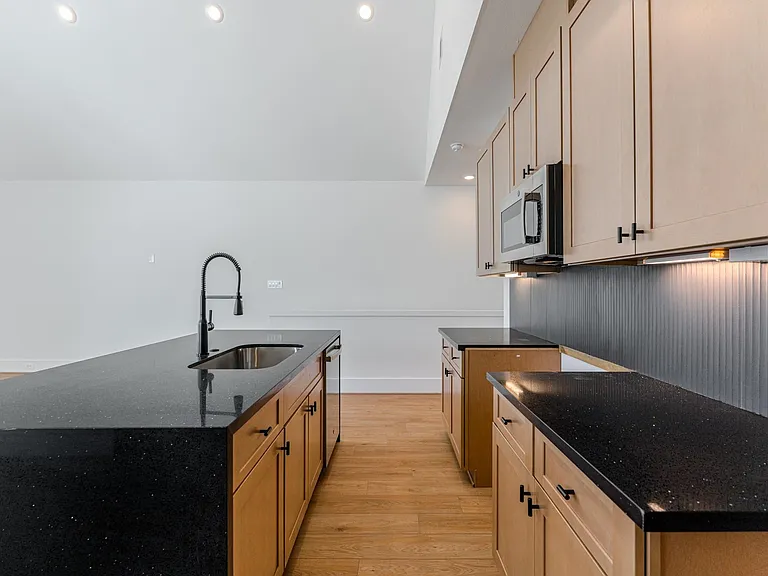 7605 Victory Reserve St — Photo 6