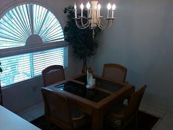 5th image of 933 W Cantebria Dr