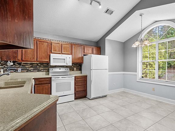 4th image of 910 Knoll Dr.