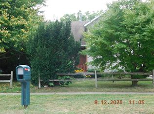 207 Garden Ln, Fowlerville, MI 48836