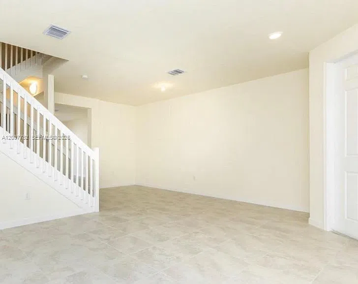 3 bed, 2.5 bath, 1650 sqft, $3,400 — Photo 3