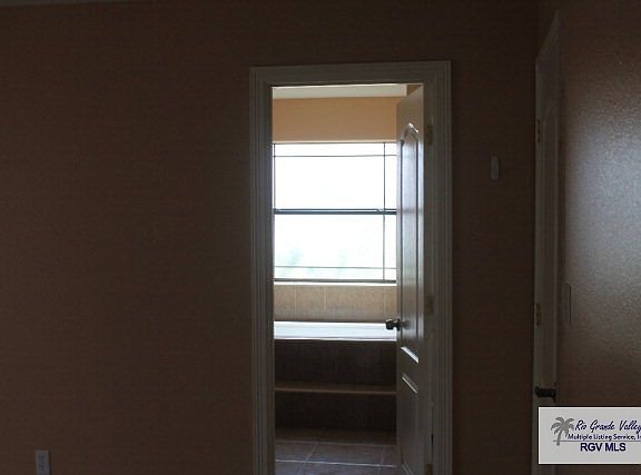 4th image of 7105 Lago Vista Blvd