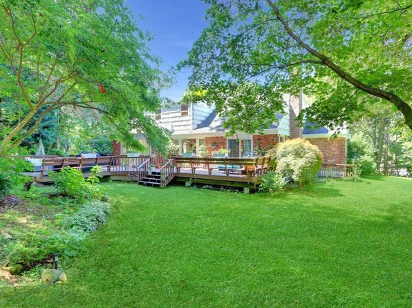 42 Hummingbird Drive, East Hills, NY 11576