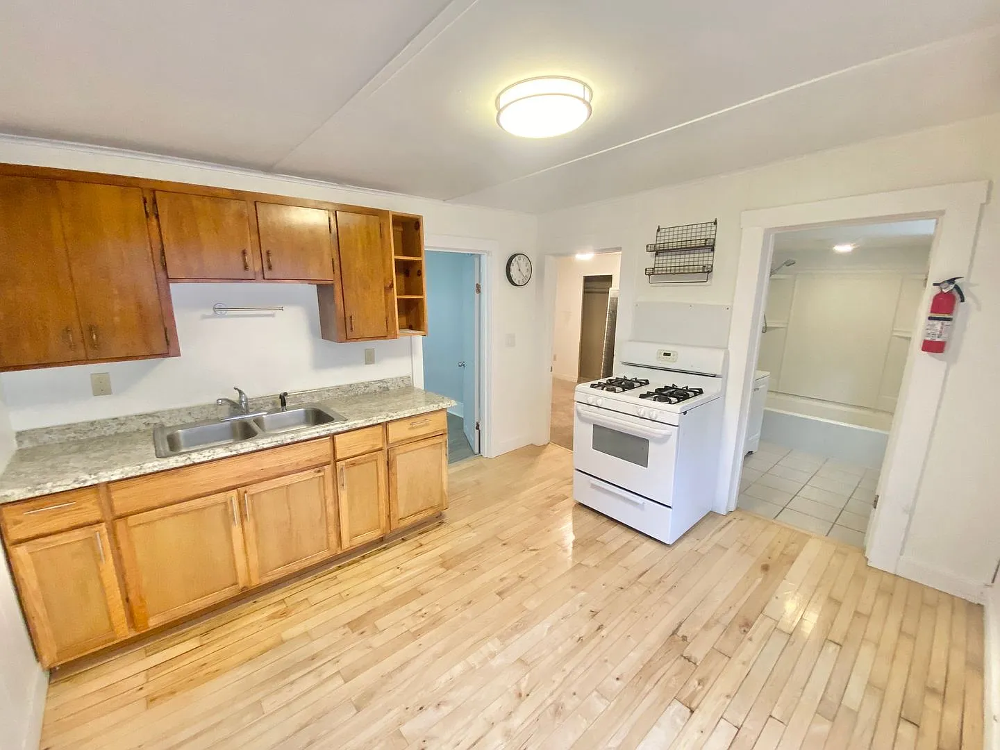 3 Bedroom in Burlington Available NOW! — Photo 2