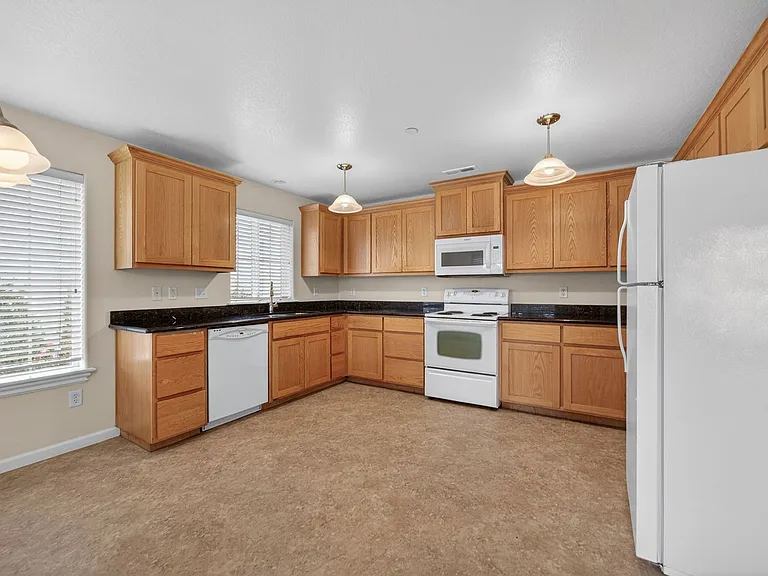 2533 Corona Ave #C — Photo 15