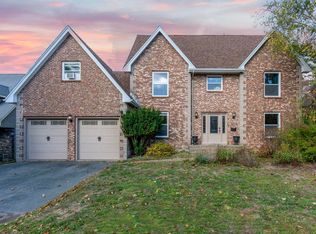 173 Cresthaven Dr, Halifax, NS B3M 4S4