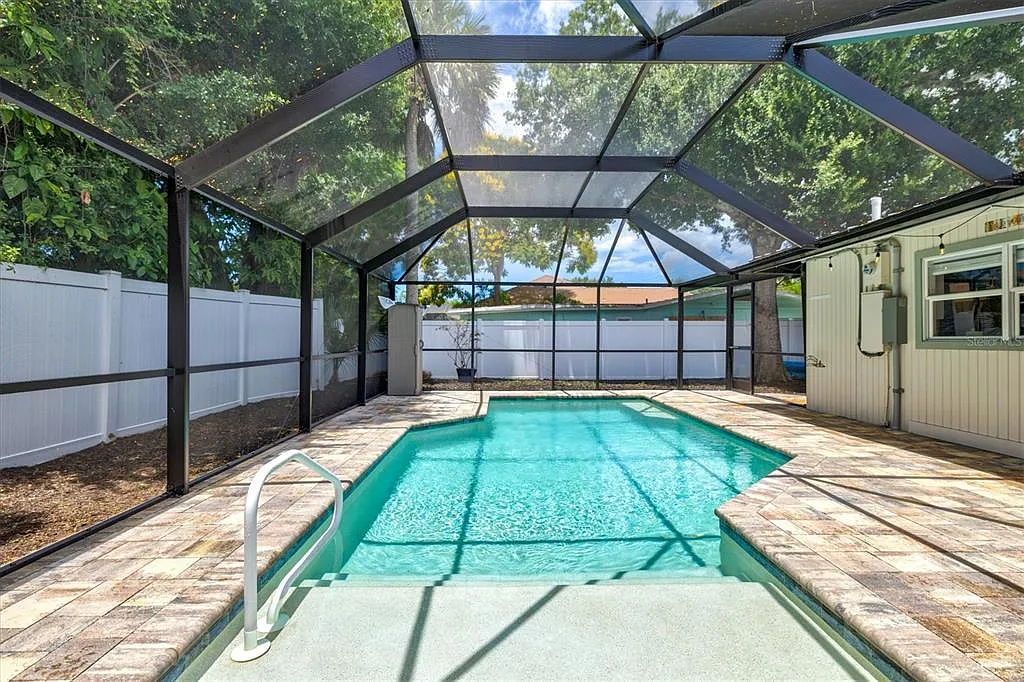 3 bed, 2.0 bath, 1444 sqft, $8,500 — Photo 4