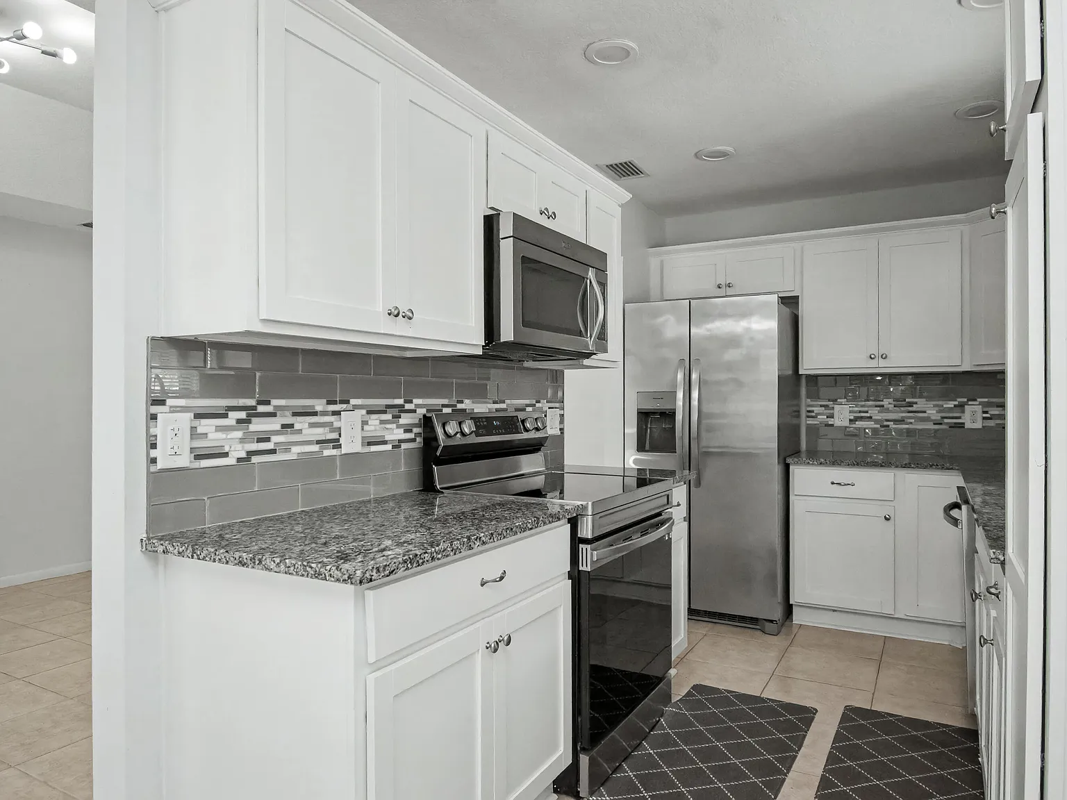 3 bed, 2.0 bath, 1296 sqft, $3,220 — Photo 4