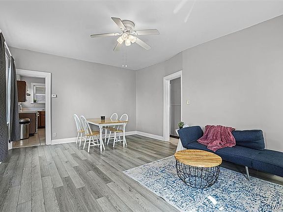 Living room/dining area
