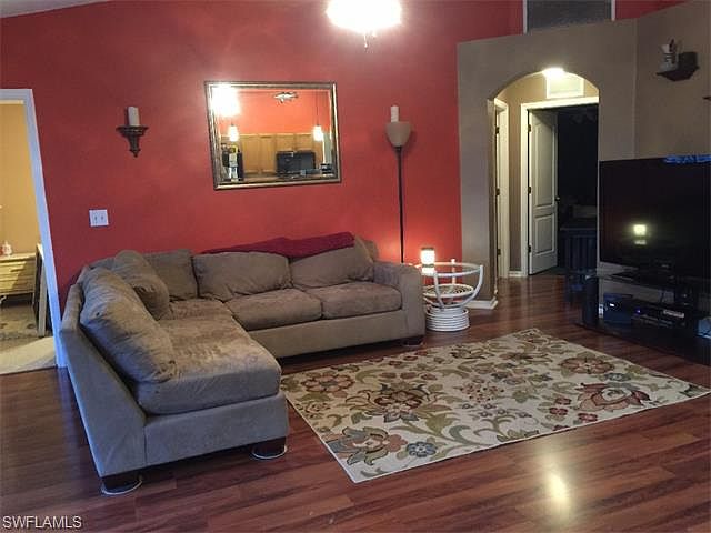2nd image of 825 NE 6th Ave