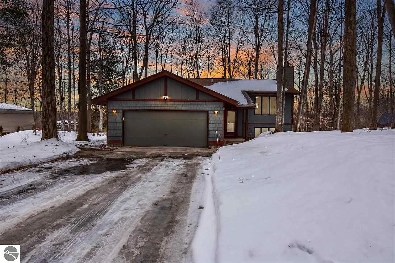 2467 Potter Rd E photo 1