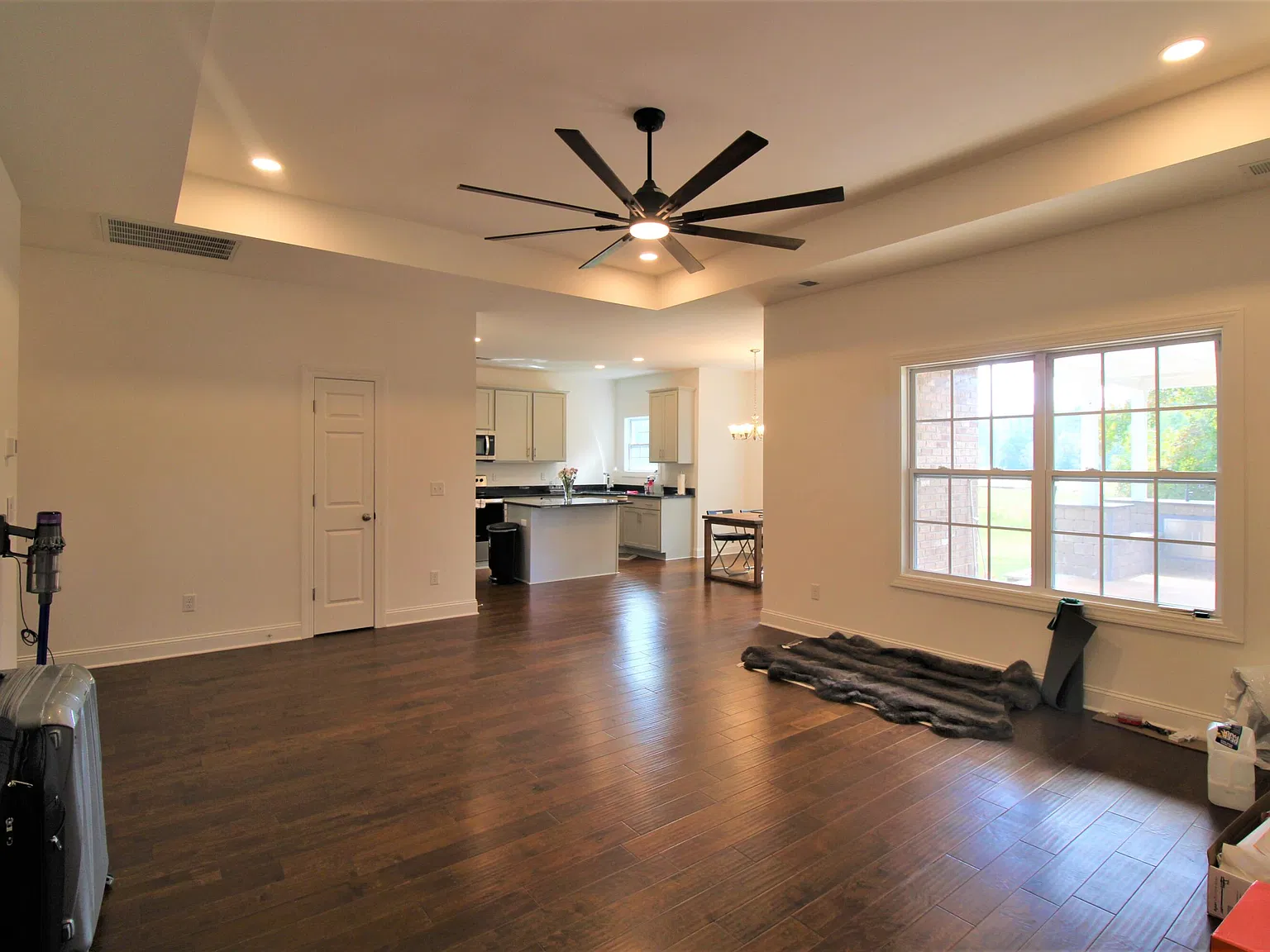 5 bed, 2.0 bath, 2035 sqft, $2,500 — Photo 4