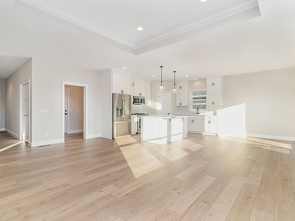 5th image of 3880 Larabee Ave NE