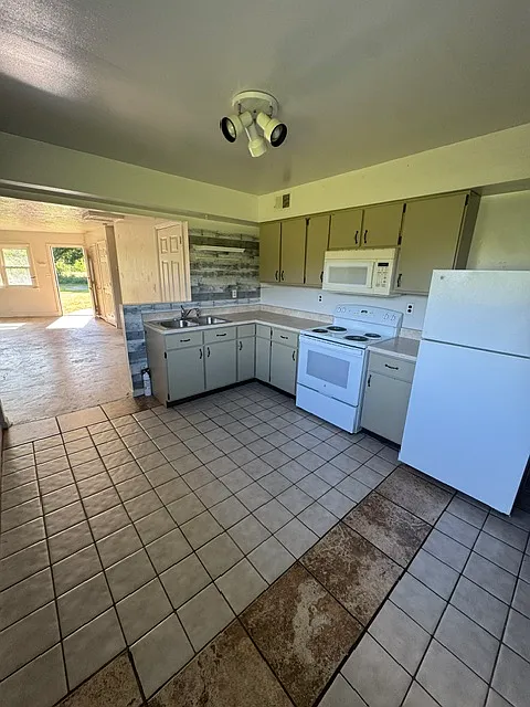 1 bed, 900 sqft, $1,000 — Photo 4