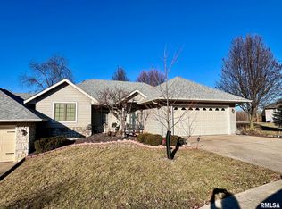 19380 Pinecrest Rd, Petersburg, IL 62675