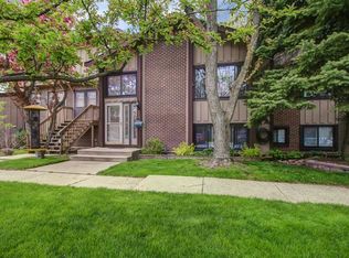 775 Circle Dr, Roselle, IL 60172