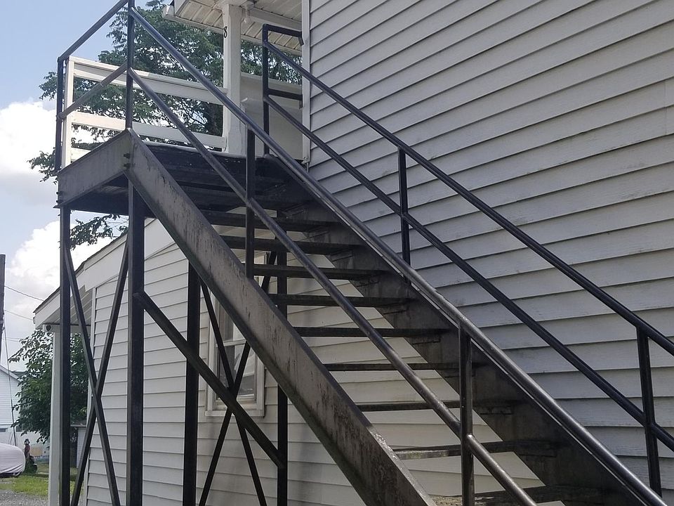 Private entrance to upstairs apartment area.