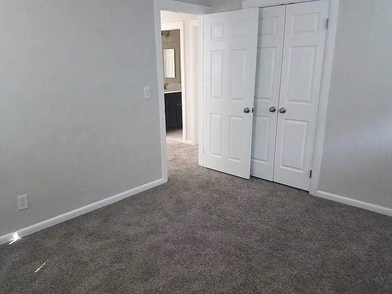 Middle bedroom