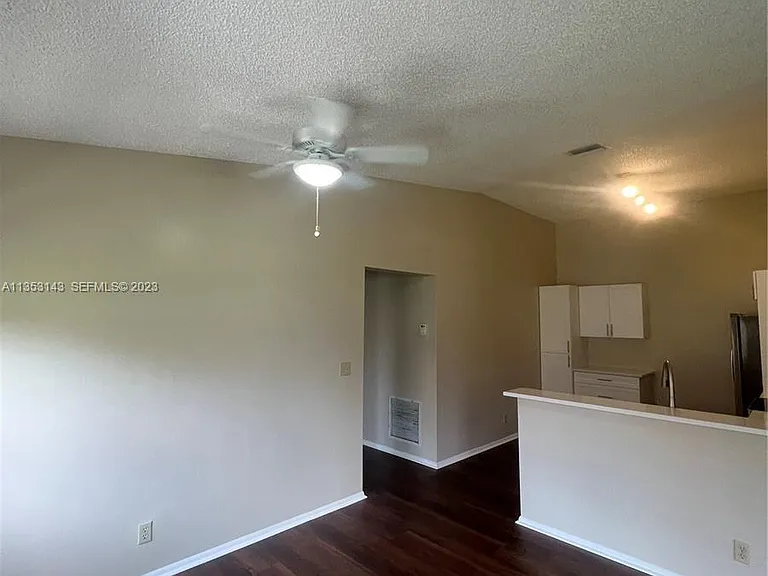 2306 Maplewood Dr — Photo 3