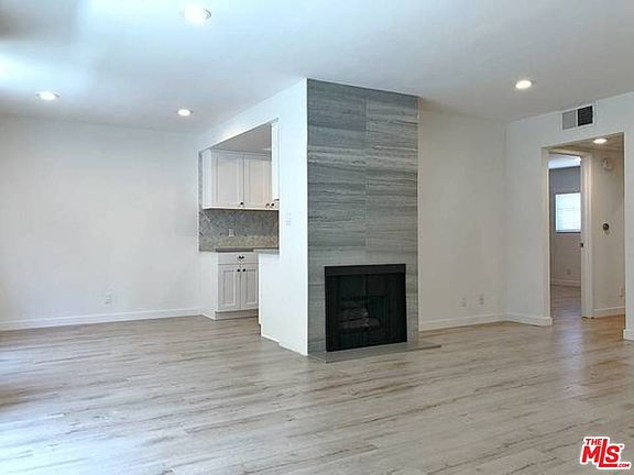 3rd image of 853 N Hayworth Ave APT 102