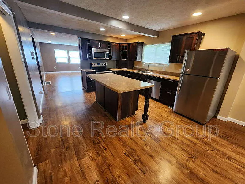 3 bed, 1.0 bath, 1700 sqft, $1,200 — Photo 4