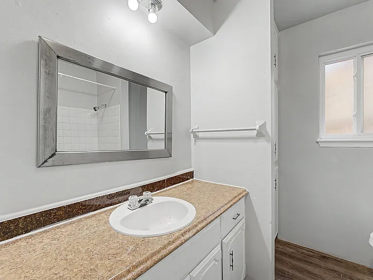 Evanston Apartments — Photo 40