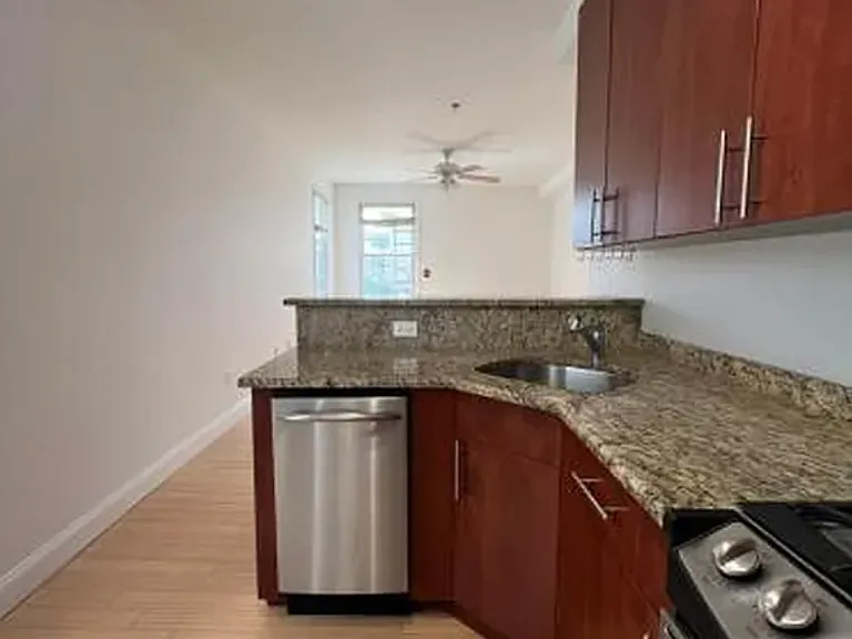 202 Monroe St #5 — Photo 4