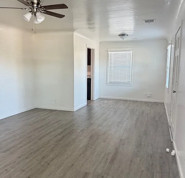410 E San Joaquin Ave — Photo 4