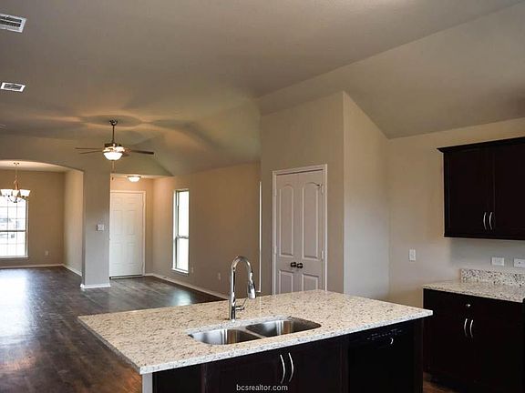 4th image of 205 Wild Flower Ct