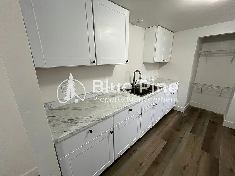 2 bed, 1.0 bath, 1000 sqft, $1,050 — Photo 3