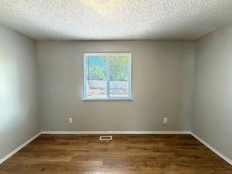 410 Crona St — Photo 16