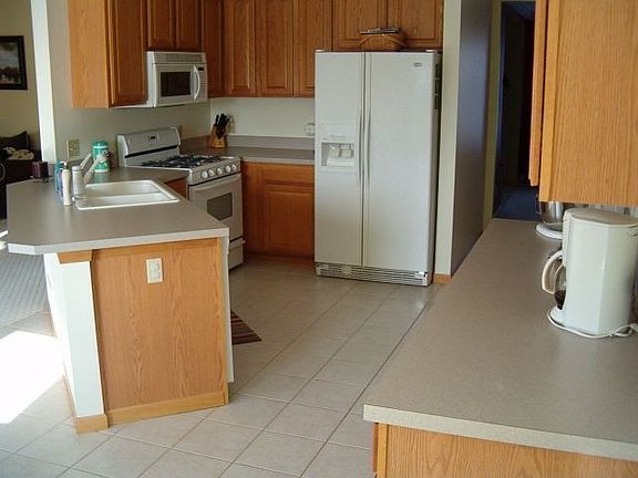 Large open Kitchen with 42" oak cabinets