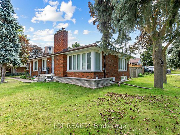2nd image of 27 Kingsview Blvd