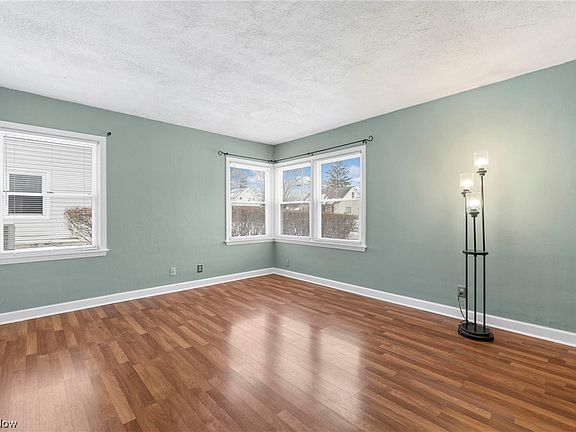 4th image of 263 Victor Ave