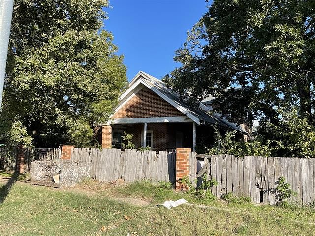 1st image of 300 E Pecan St