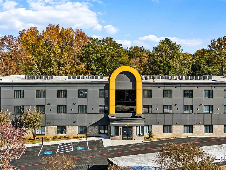 The Tucker Luxury Apartments — Photo 2