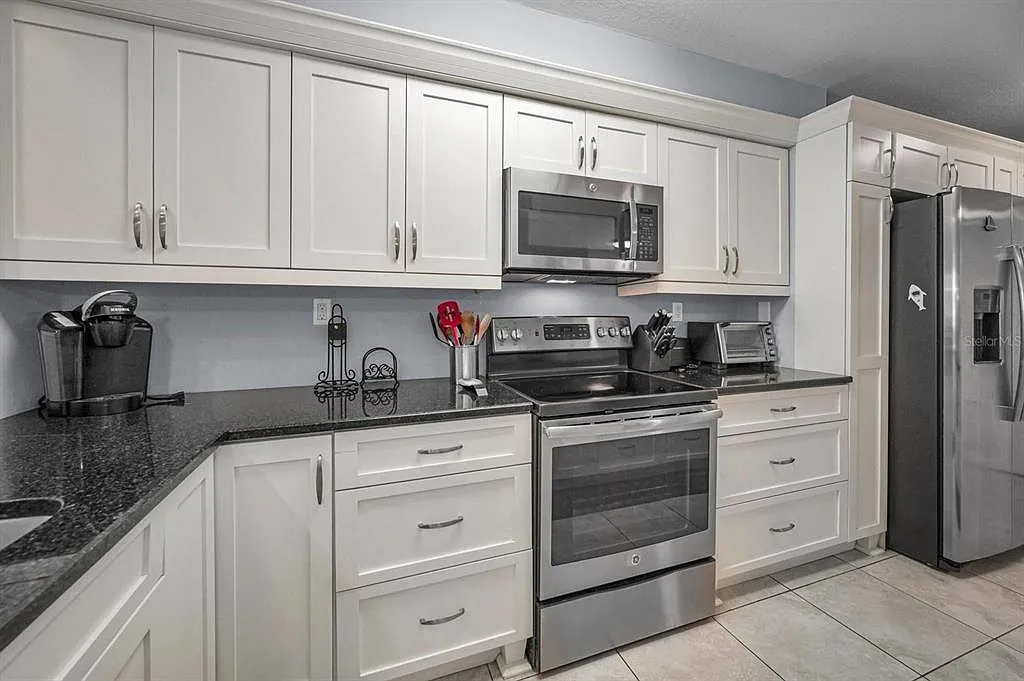 2 bed, 2.0 bath, 1080 sqft, $7,860 — Photo 4