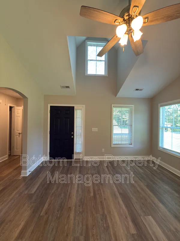 3 bed, 2.0 bath, 1284 sqft, $1,800 — Photo 2