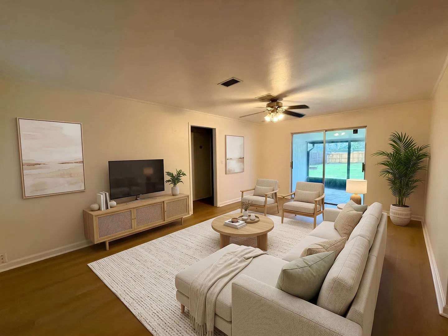 Three bedroom home in convenient location! — Photo 2