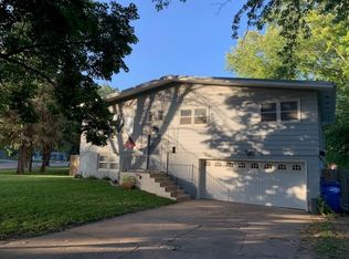 1016 Valley View Dr, Vermillion, SD 57069
