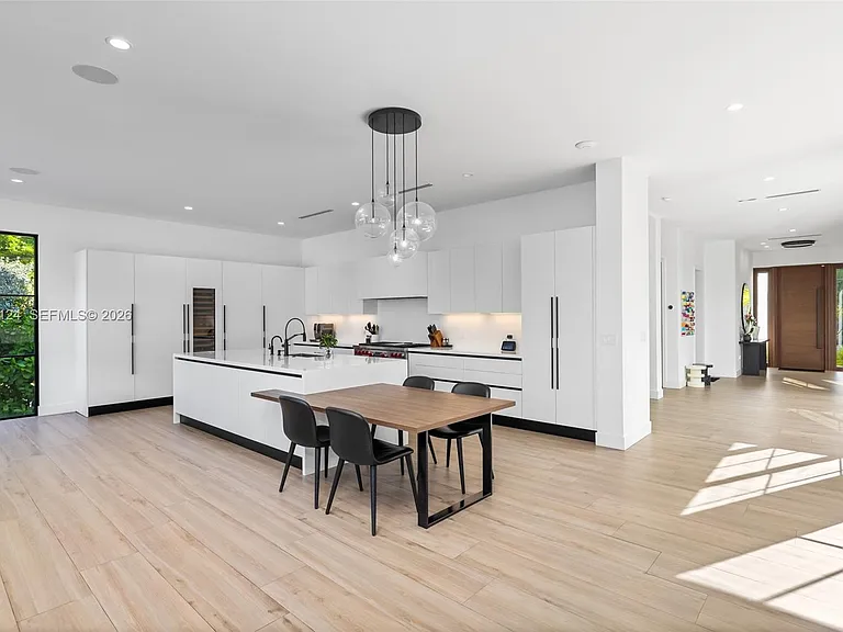 895 NE 76th St — Photo 37