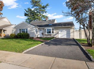 126 Swan Ln, Levittown, NY 11756