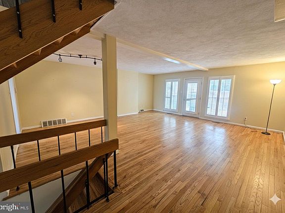 5th image of 28 Club Ln