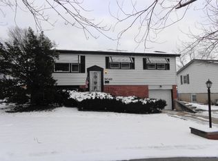 9049 Forest Ln E, Oak Lawn, IL